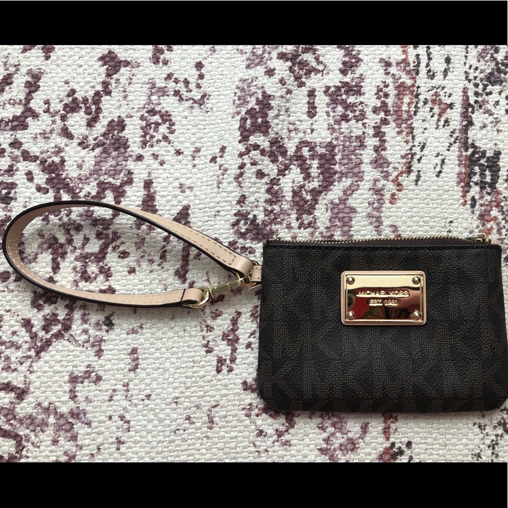 michael kors wristlet never used